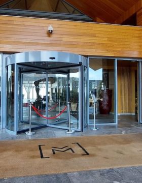 Energetica – Porte tournante automatique – Club House energetica-realisation-porte-tournante-automatique-club-house