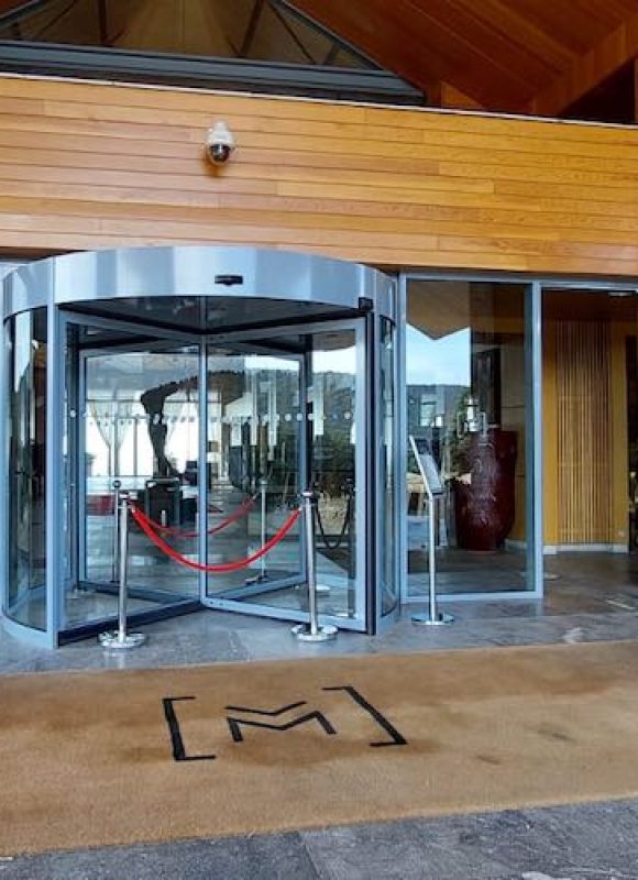 Energetica – Porte tournante automatique – Club House energetica-realisation-porte-tournante-automatique-club-house